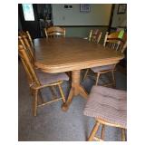 Beautiful Dining Room Table with 6 chairs and 2 leafs, $500.00
