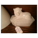 Milkglass Lion on Nest 4"h