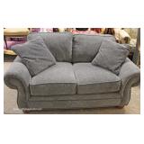  CLEAN Contemporary 3 Piece Gray Upholstered Sofa, Loveseat and Ottoman by “La Z Boy” – auction esti