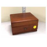  Lot 249 Thorens vintage walnut lift top music box, single comb, teeth are good, working, approx. 6 