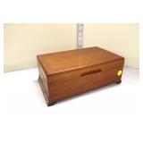  Lot 251 Vintage Thorens 4 1/2" disc player in the walnut case, working, teeth are good (with 1 disc