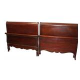  Lot 633 Pair of vintage mahogany twin size beds with rails