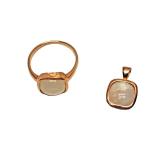  Lot 697 5ct moonstone 14K plated sterling silver ring with 5ct moonstone pendant approx. ring size 