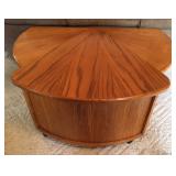 Coffee table with moving middle