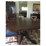 Mahogany dining table in Perfect condition, one leaf