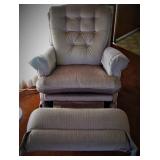 Recliner in Excellent Condition - Mauve Color picture looks lighter 