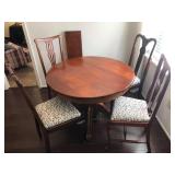 Antique Pedestal Table with leaves & 4 Chairs This table is in beautiful condition! 