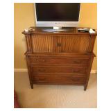 Vintage Gentleman’s Chest of drawers. Beautiful condition.  **We have a set of matching nightstands.