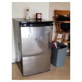Small apartemnt size refrigerator