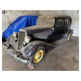 1930s Ford four-door sedan