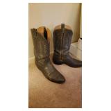 13 E size lots of boots