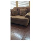 Love Seat w/2 Pillows