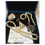 " Premiere Attraction " in Box