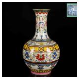 Late Qianlong Early Jiaqing Vase