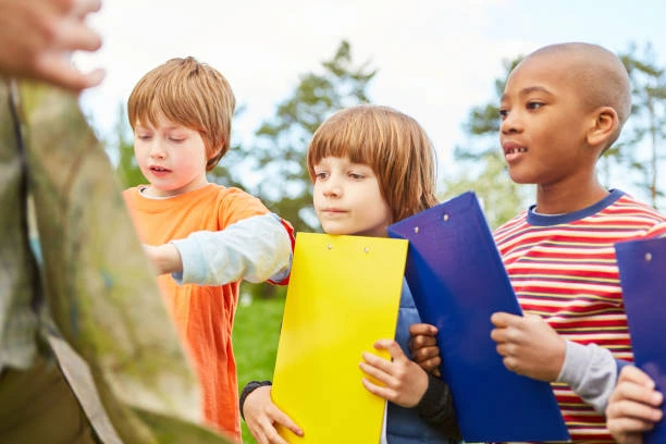 kids doing scavenger hunt
