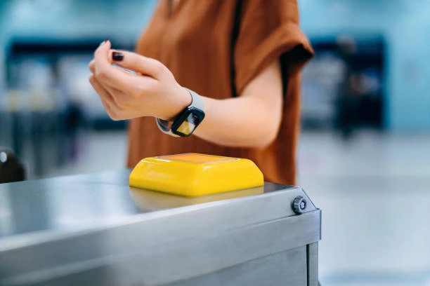 lady scanning her RFI wristband 