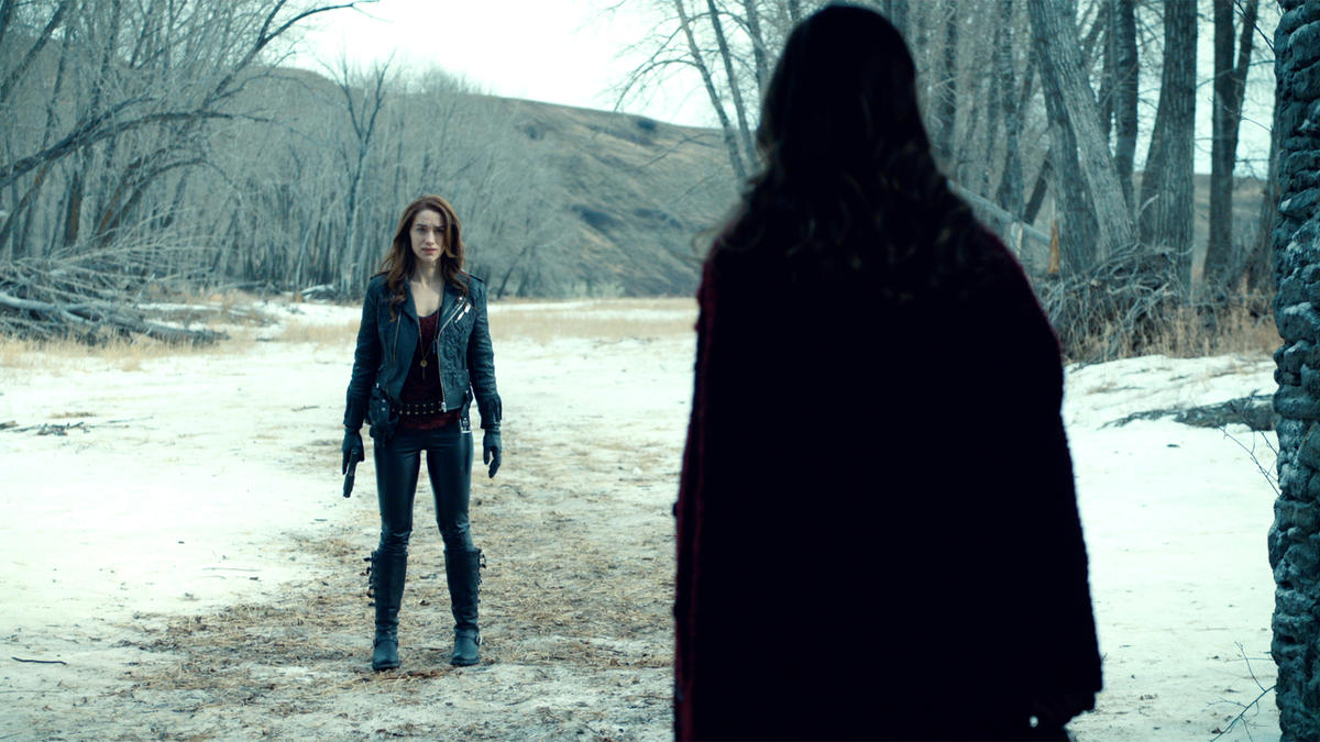 Wynonna Earp I Walk The Line Wynonna and Willa at the Gate