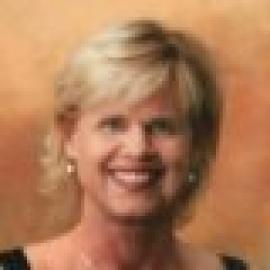 Julie Holoien Giglio headshot