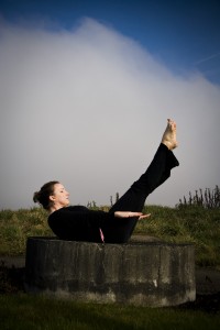 Pilates double leg stretch Can you do this without your gut bulging? Can you do it and hold your navel down to the floor. If not, don't do it! - fit2b.com