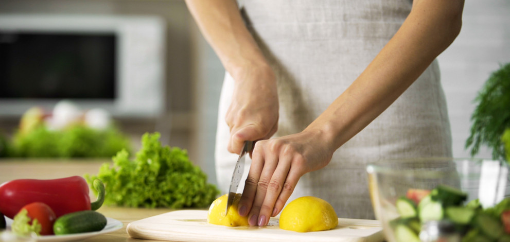 Female,Chef,Cutting,Lemon,With,Sharp,Knife,For,Lunch,Preparing,