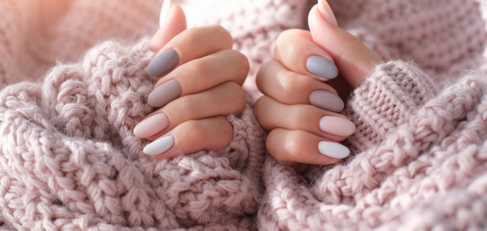 Women's,Hands,With,A,Beautiful,Matte,Oval,Manicure,In,A