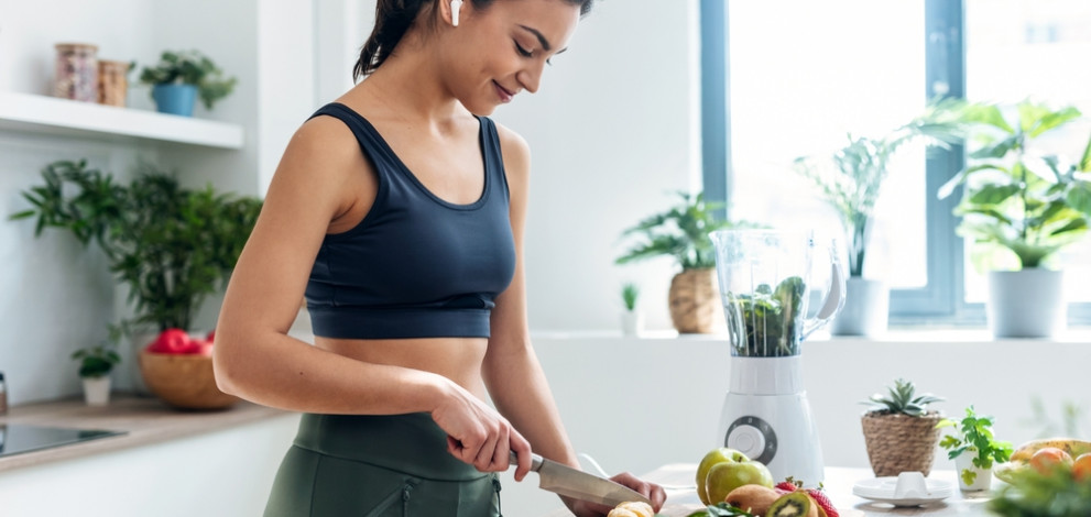 Shoot,Of,Athletic,Woman,Cutting,Fruits,And,Vegetables,To,Prepare