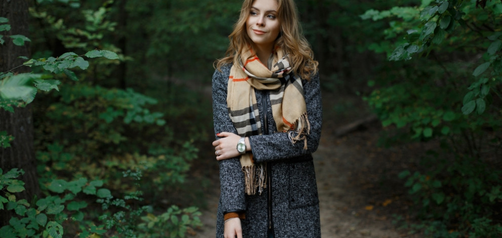 Beautiful,Cute,Girl,With,A,Scarf,In,A,Fashionable,Autumn