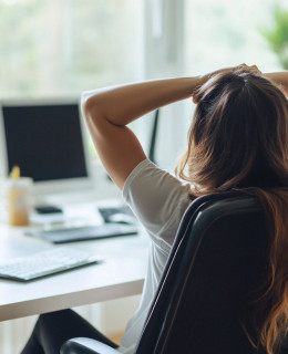 5 Simple Desk Workouts To Squeeze In Your Busy Schedule