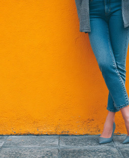 The comeback of low-heeled pumps in power dressing