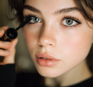 How to apply mascara on your bottom lashes – and should you do it every time