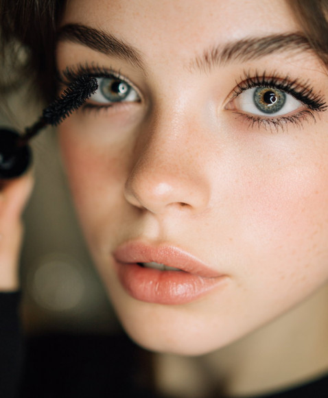 How to apply mascara on your bottom lashes – and should you do it every time