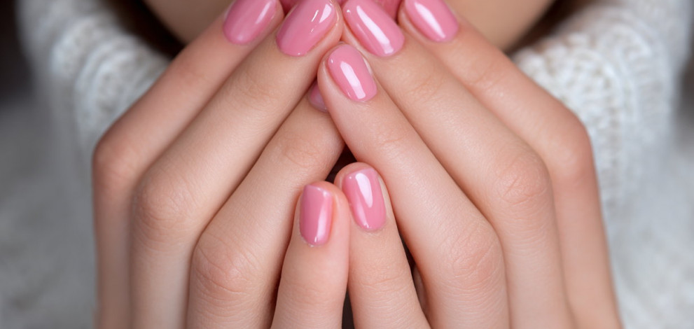Soft Chrome Nails Are a Springtime Twist on the Shimmering Trend