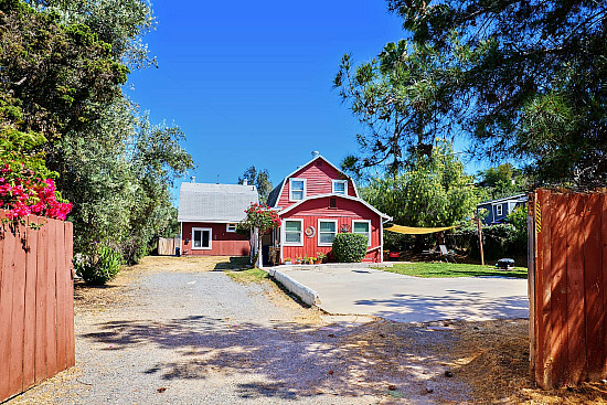 Laura Lothian - 3043-45 Helix St