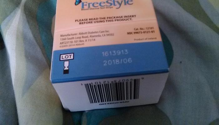 FreeStyle blood glucose test strips box showing lot number 1613913, expiration date 2018/06, and barcode.