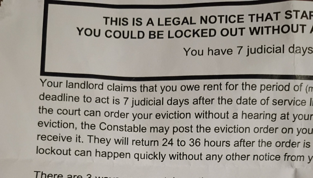 Official legal notice warning of eviction and lockout for unpaid rent, giving 7 judicial days to act.