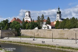 Győr – a püspökvár és a székesegyház a Rába felől