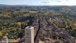 pillantás San Gimignanóra és a toszkán dombvidékre