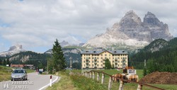 útban a Misurina-tóhoz, háttérben a Tre Cime di Lavaredo