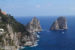 Capri szigete – a Faraglioni-sziklák