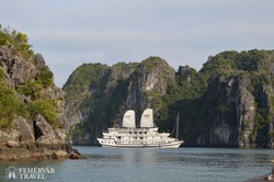 hajó a Halong-öböl szigetei közt