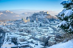 Salzburg óvárosa, a háttérben a város felett emelkedő fellegvár