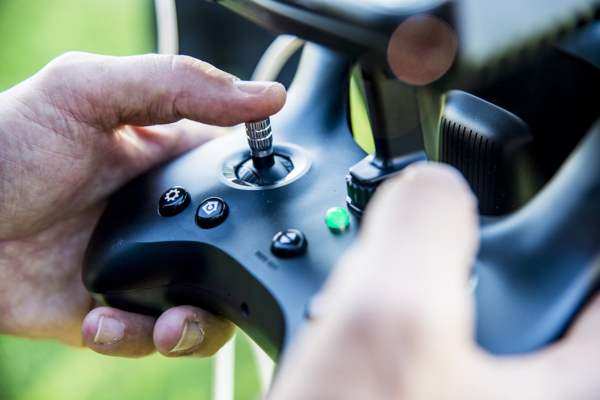 thewirelessskycontroller2lookslikeanxboxcontrollerwithheavy