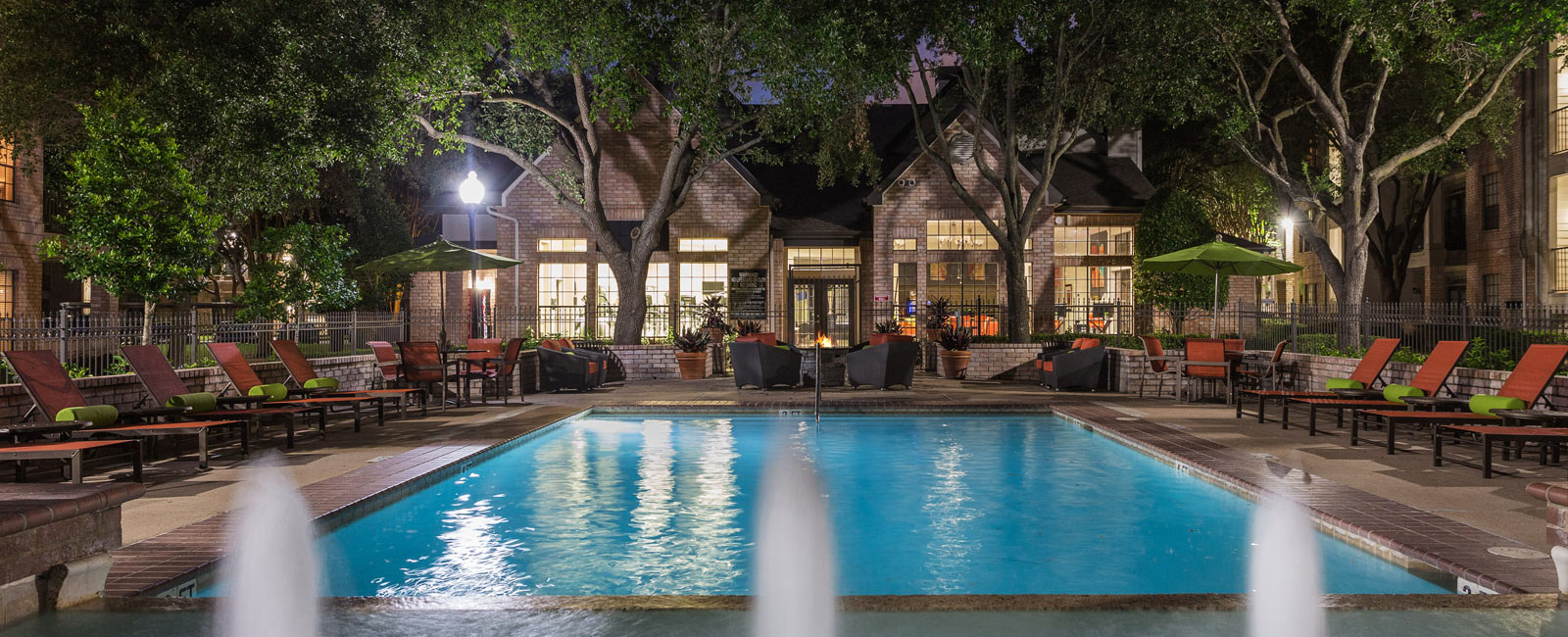 Greenbriar Apartments with pool in Houston, TX
