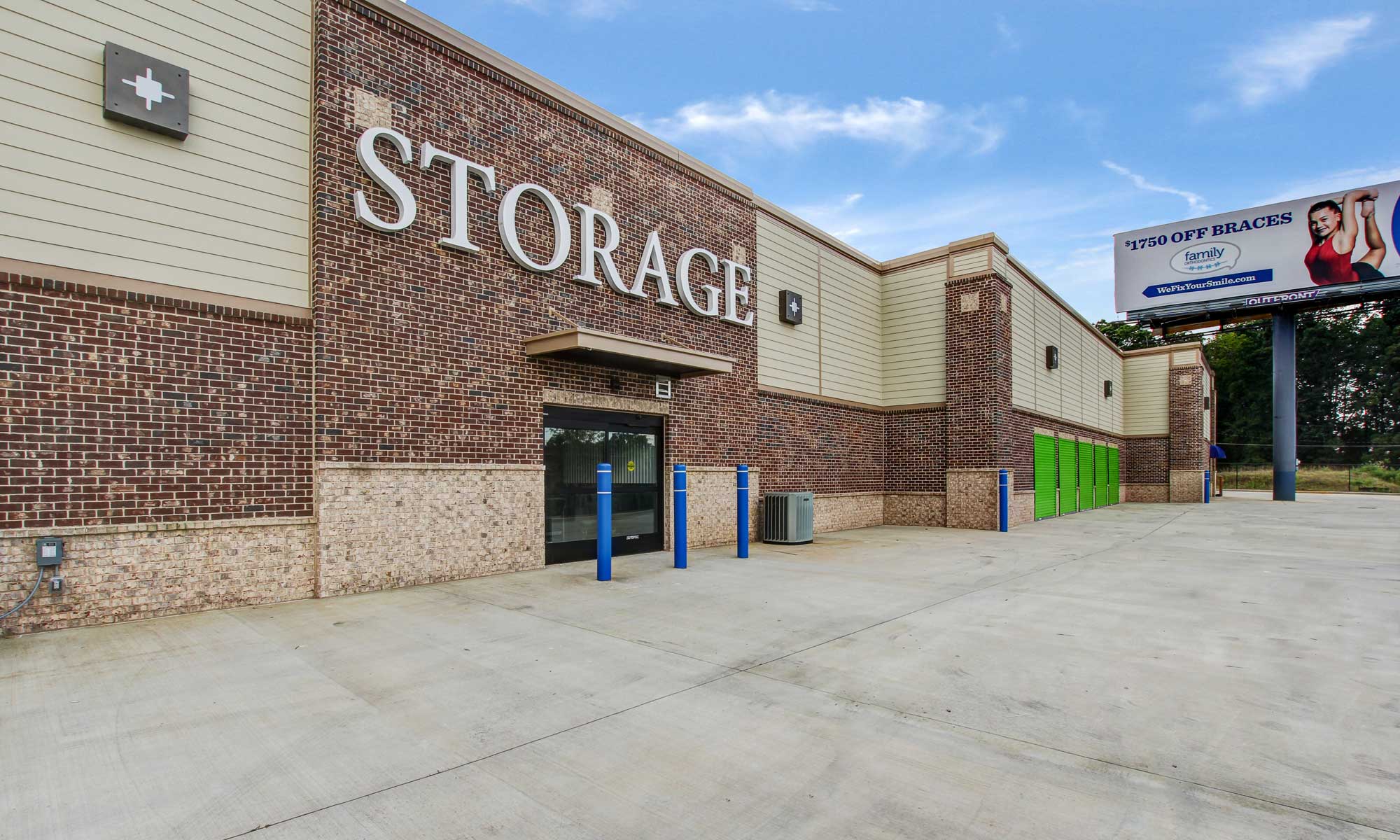 Front of building at Space Shop Self Storage in Acworth