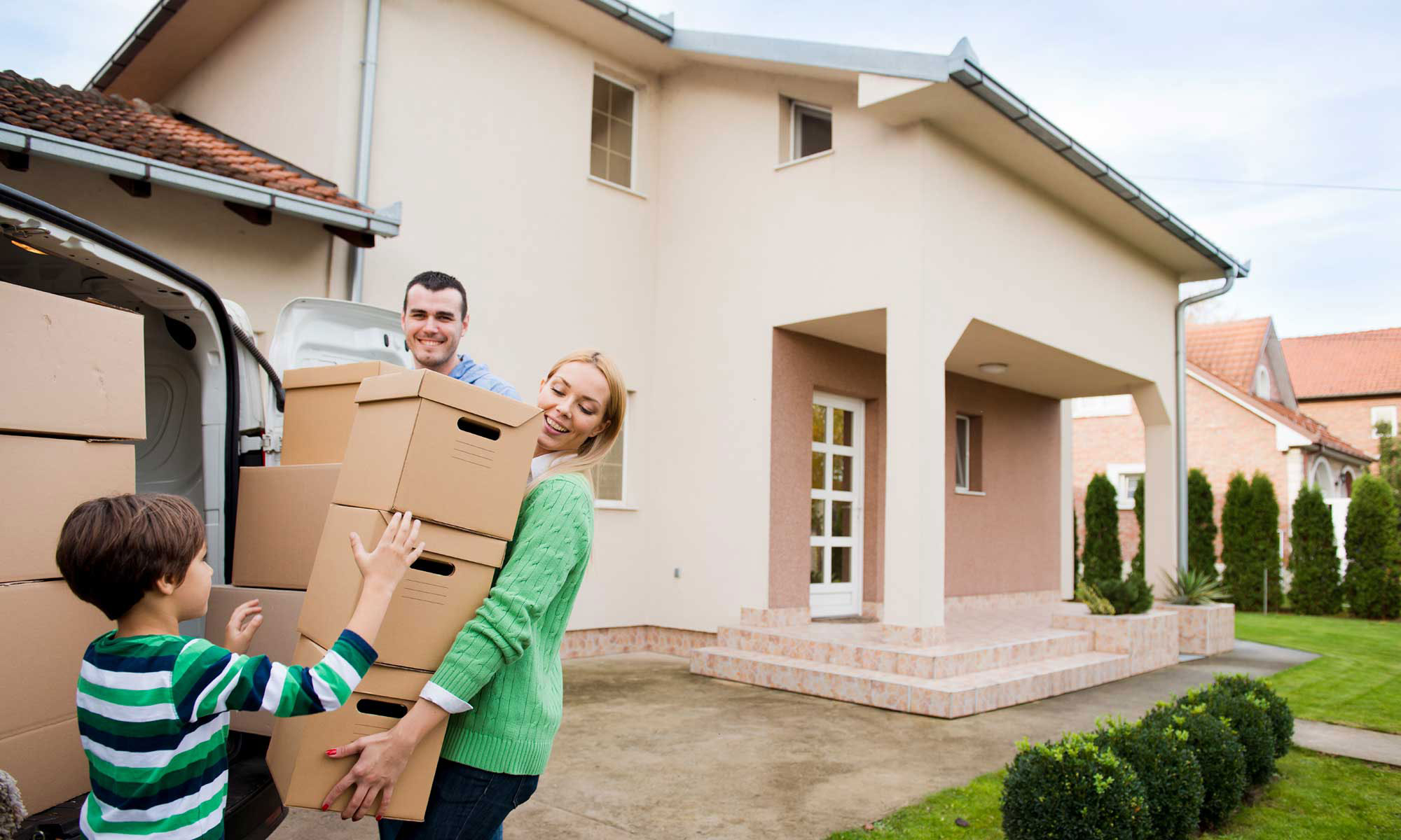 They build a new house. Картинка дом машина семья. Moving into a New House. Moving into a New House fun. Картинки Рисованные смена места жительства.