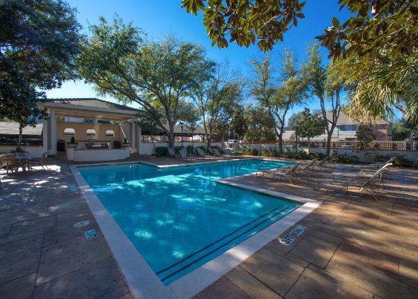 We boast a rooftop pool with skyline views, a state-of-the-art fitness center, and more here at Winsted at White Rock Lake in Dallas.