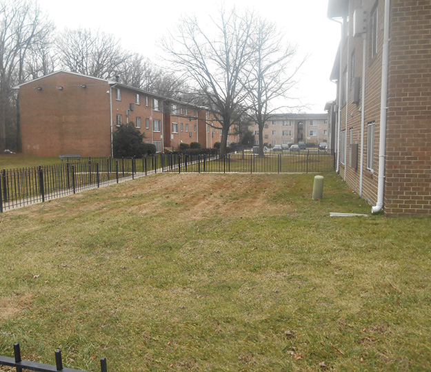 Open areas at Woodside Gardens Apartments