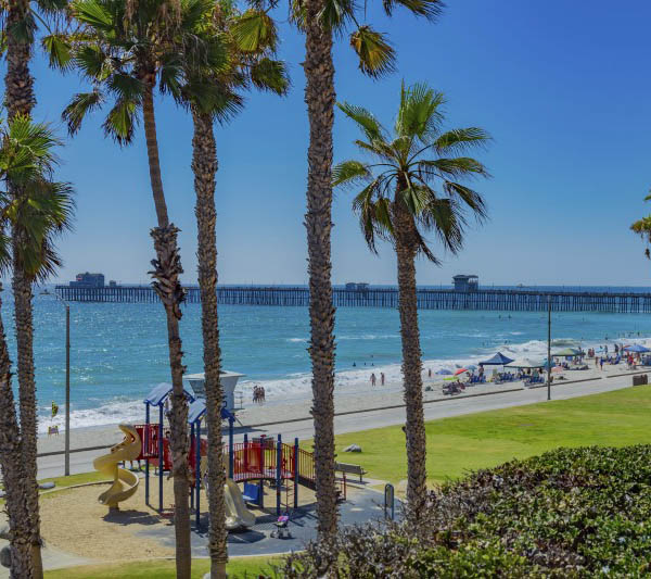 Senior living in Oceanside has restaurants nearby