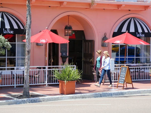 Senior living in San Diego has restaurants nearby