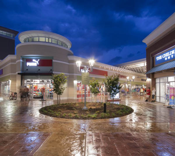 Senior living in Woodstock has restaurants nearby